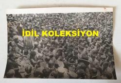TÜRKİYE CUMHURİYETİ ESKİ BAŞBAKANI BÜLENT ECEVİT'İN ORİJİNAL 2'Lİ AJANS-BASIN FOTOĞRAFI SETİ - 18 x 12 cm EBADINDA - BÜLENT ECEVİT DOĞU İLLERİ GEZİSİNDE VAN'DA HALKLA KONUŞURKEN ÇEKİLMİŞ 2 FARKLI KARE, 18 HAZİRAN 1978