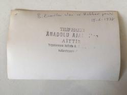 TÜRKİYE CUMHURİYETİ ESKİ BAŞBAKANI BÜLENT ECEVİT'İN ORİJİNAL 2'Lİ AJANS-BASIN FOTOĞRAFI SETİ - 18 x 12 cm EBADINDA - BÜLENT ECEVİT DOĞU İLLERİ GEZİSİNDE VAN'DA HALKLA KONUŞURKEN ÇEKİLMİŞ 2 FARKLI KARE, 18 HAZİRAN 1978