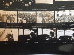 TÜRKİYE CUMHURİYETİ ESKİ BAŞBAKANI BÜLENT ECEVİT'İN ORİJİNAL AJANS-BASIN FOTOĞRAFI - 24 x 18 cm EBADINDA - BÜLENT ECEVİT DOĞU İLLERİ GEZİSİNDE VAN'DA ÇEKİLMİŞ 24 FARKLI KARE TEK FOTOĞRAFTA. HER BİR KARE 4,5 x 3,5 cm EBADINDA MİNİ BOYDADIR, 18 HAZİRAN 1978