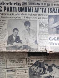 Zafer Gazetesi - Turkish Newspaper - 12 Mayıs 1962 - liderlerin dünkü toplantısında af için bir netice alınamadı - Üç parti umumi afta ısrar ediyor - Türk İş Birinci bölge temsilcisi İsmail Topkar basın toplantısında fotoğraf - Kızılay hemşire okulu kep giyme töreni  - Cumhuriyet Halk Partisi'nin af için yaptığı teklif nefret uyandırdı - Cemal Gürsel af lazım dedi - Ticaret odası Servet beyanını istemiyor - Kızılay Eyüp şubesi 1100 kişiyi giydirdi - Florence Nightingale'nin doğum yılı kutlandı - Hz Muhammed Mustafa derleyen ve yazan Ahmet Mümtaz Kafdağlı Yazı Dizisi - kaytaran turistler yazan Va Nu - burç falınız - Rejisör Alfred Hitchcock son filminde kuşlarla insanları çarpıştırıyor Fotoğrafı - kolalı gömlek giymekten nefret eden bir aktör George Hamilton Fotoğrafı - bayramda dükkanlar kapanmayacak - Galatasaray Stoke City'e  galip - emirgan'daki güreşçiler havuz başında bir arada görülüyor fotoğraf - milli lig'de bugün baraj korkusu gün geçtikçe devleşiyor - Suat Mamat fotoğraf