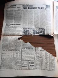 Zafer Gazetesi - Turkish Newspaper - 12 Mayıs 1962 - liderlerin dünkü toplantısında af için bir netice alınamadı - Üç parti umumi afta ısrar ediyor - Türk İş Birinci bölge temsilcisi İsmail Topkar basın toplantısında fotoğraf - Kızılay hemşire okulu kep giyme töreni  - Cumhuriyet Halk Partisi'nin af için yaptığı teklif nefret uyandırdı - Cemal Gürsel af lazım dedi - Ticaret odası Servet beyanını istemiyor - Kızılay Eyüp şubesi 1100 kişiyi giydirdi - Florence Nightingale'nin doğum yılı kutlandı - Hz Muhammed Mustafa derleyen ve yazan Ahmet Mümtaz Kafdağlı Yazı Dizisi - kaytaran turistler yazan Va Nu - burç falınız - Rejisör Alfred Hitchcock son filminde kuşlarla insanları çarpıştırıyor Fotoğrafı - kolalı gömlek giymekten nefret eden bir aktör George Hamilton Fotoğrafı - bayramda dükkanlar kapanmayacak - Galatasaray Stoke City'e  galip - emirgan'daki güreşçiler havuz başında bir arada görülüyor fotoğraf - milli lig'de bugün baraj korkusu gün geçtikçe devleşiyor - Suat Mamat fotoğraf