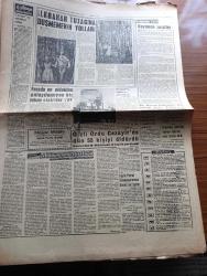 Zafer Gazetesi - Turkish Newspaper - 12 Mayıs 1962 - liderlerin dünkü toplantısında af için bir netice alınamadı - Üç parti umumi afta ısrar ediyor - Türk İş Birinci bölge temsilcisi İsmail Topkar basın toplantısında fotoğraf - Kızılay hemşire okulu kep giyme töreni  - Cumhuriyet Halk Partisi'nin af için yaptığı teklif nefret uyandırdı - Cemal Gürsel af lazım dedi - Ticaret odası Servet beyanını istemiyor - Kızılay Eyüp şubesi 1100 kişiyi giydirdi - Florence Nightingale'nin doğum yılı kutlandı - Hz Muhammed Mustafa derleyen ve yazan Ahmet Mümtaz Kafdağlı Yazı Dizisi - kaytaran turistler yazan Va Nu - burç falınız - Rejisör Alfred Hitchcock son filminde kuşlarla insanları çarpıştırıyor Fotoğrafı - kolalı gömlek giymekten nefret eden bir aktör George Hamilton Fotoğrafı - bayramda dükkanlar kapanmayacak - Galatasaray Stoke City'e  galip - emirgan'daki güreşçiler havuz başında bir arada görülüyor fotoğraf - milli lig'de bugün baraj korkusu gün geçtikçe devleşiyor - Suat Mamat fotoğraf