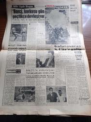 Zafer Gazetesi - Turkish Newspaper - 12 Mayıs 1962 - liderlerin dünkü toplantısında af için bir netice alınamadı - Üç parti umumi afta ısrar ediyor - Türk İş Birinci bölge temsilcisi İsmail Topkar basın toplantısında fotoğraf - Kızılay hemşire okulu kep giyme töreni  - Cumhuriyet Halk Partisi'nin af için yaptığı teklif nefret uyandırdı - Cemal Gürsel af lazım dedi - Ticaret odası Servet beyanını istemiyor - Kızılay Eyüp şubesi 1100 kişiyi giydirdi - Florence Nightingale'nin doğum yılı kutlandı - Hz Muhammed Mustafa derleyen ve yazan Ahmet Mümtaz Kafdağlı Yazı Dizisi - kaytaran turistler yazan Va Nu - burç falınız - Rejisör Alfred Hitchcock son filminde kuşlarla insanları çarpıştırıyor Fotoğrafı - kolalı gömlek giymekten nefret eden bir aktör George Hamilton Fotoğrafı - bayramda dükkanlar kapanmayacak - Galatasaray Stoke City'e  galip - emirgan'daki güreşçiler havuz başında bir arada görülüyor fotoğraf - milli lig'de bugün baraj korkusu gün geçtikçe devleşiyor - Suat Mamat fotoğraf