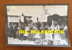 TÜRKİYE CUMHURİYETİ ESKİ BAŞBAKANI BÜLENT ECEVİT'İN İSTANBUL GEZİSİNDE KENDİSİNİ KARŞILAMAK ÜZERE YOLLARA DİZİLEN KADINLARIN ORİJİNAL AJANS-BASIN FOTOĞRAFI (KAĞIT BASKI) - 18 x 12 cm EBADINDA -  2 EYLÜL 1974