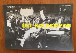 TÜRKİYE CUMHURİYETİ ESKİ BAŞBAKANI BÜLENT ECEVİT'İN İSTANBUL GEZİSİNDE KENDİSİNİ KARŞILAMAK ÜZERE YOLLARA DİZİLEN HALKIN ORİJİNAL AJANS-BASIN FOTOĞRAFI (KAĞIT BASKI) - 18 x 12 cm EBADINDA -  2 EYLÜL 1974