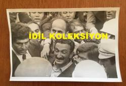 TÜRKİYE CUMHURİYETİ ESKİ BAŞBAKANI BÜLENT ECEVİT'İN ORİJİNAL FOTOĞRAFI - 18 x 12 cm EBADINDA - BÜLENT ECEVİT'İN 28 EYLÜL 1975 KIRIKKALE GEZİSİNDE HALKIN YOĞUN İLGİSİYLE KARŞILAŞTIĞI ANLARDA ÇEKİLMİŞ BİR KARE