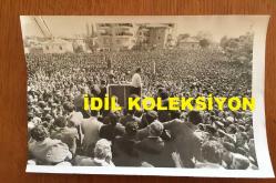 TÜRKİYE CUMHURİYETİ ESKİ BAŞBAKANI BÜLENT ECEVİT'İN ORİJİNAL FOTOĞRAFI - 18 x 12 cm EBADINDA - BÜLENT ECEVİT'İN 28 EYLÜL 1975 KIRIKKALE GEZİSİNDE YOĞUN KALABALIĞA KONUŞMA YAPARKEN ÇEKİLMİŞ BİR KARE