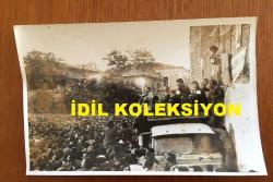 TÜRKİYE CUMHURİYETİ ESKİ BAŞBAKANI BÜLENT ECEVİT'İN ORİJİNAL FOTOĞRAFI - 18 x 12 cm EBADINDA - BÜLENT ECEVİT'İN 28 EYLÜL 1975 KIRIKKALE GEZİSİNDE YOĞUN KALABALIĞA KONUŞMA YAPARKEN ÇEKİLMİŞ BİR KARE