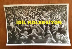 TÜRKİYE CUMHURİYETİ ESKİ BAŞBAKANI BÜLENT ECEVİT'İN 28 EYLÜL 1975 KIRIKKALE GEZİSİNDE YOĞUN HALK KALABALIĞINI OLUŞTURAN KADINLARIN ORİJİNAL FOTOĞRAFI - 18 x 12 cm EBADINDA