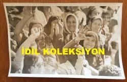 TÜRKİYE CUMHURİYETİ ESKİ BAŞBAKANI BÜLENT ECEVİT'İN 28 EYLÜL 1975 KIRIKKALE GEZİSİNDE YOĞUN HALK KALABALIĞINI OLUŞTURAN KADINLARIN ORİJİNAL FOTOĞRAFI - 18 x 12 cm EBADINDA