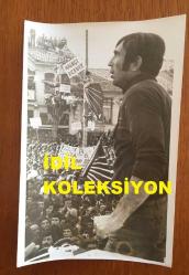 TÜRKİYE CUMHURİYETİ ESKİ BAŞBAKANI BÜLENT ECEVİT'İN 28 EYLÜL 1975 KIRIKKALE GEZİSİNDE YOĞUN HALK KALABALIĞINDA YÜKSEĞE ÇIKARAK KENDİSİNİ CAN KULAĞIYLA DİNLEYEN BİR VATANDAŞIN ORİJİNAL FOTOĞRAFI - 18 x 12 cm EBADINDA