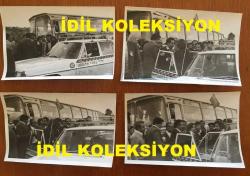 TÜRKİYE CUMHURİYETİ ESKİ BAŞBAKANI BÜLENT ECEVİT'İN ORİJİNAL 4'LÜ FOTOĞRAF SETİ - 18 x 12 cm EBADINDA - BÜLENT ECEVİT'İN 28 EYLÜL 1975 KIRIKKALE GEZİSİNDE EŞİ RAHŞAN ECEVİT'LE BİRLİKTE OTOBÜSTEN İNİP DOĞAN TAKSİYE (DOĞAN TAXI) BİNDİĞİ ANLARDA ÇEKİLMİŞ 4 FARKLI KARE