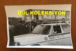 TÜRKİYE CUMHURİYETİ ESKİ BAŞBAKANI BÜLENT ECEVİT'İN ORİJİNAL 4'LÜ FOTOĞRAF SETİ - 18 x 12 cm EBADINDA - BÜLENT ECEVİT'İN 28 EYLÜL 1975 KIRIKKALE GEZİSİNDE EŞİ RAHŞAN ECEVİT'LE BİRLİKTE OTOBÜSTEN İNİP DOĞAN TAKSİYE (DOĞAN TAXI) BİNDİĞİ ANLARDA ÇEKİLMİŞ 4 FARKLI KARE