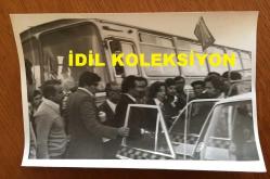 TÜRKİYE CUMHURİYETİ ESKİ BAŞBAKANI BÜLENT ECEVİT'İN ORİJİNAL 4'LÜ FOTOĞRAF SETİ - 18 x 12 cm EBADINDA - BÜLENT ECEVİT'İN 28 EYLÜL 1975 KIRIKKALE GEZİSİNDE EŞİ RAHŞAN ECEVİT'LE BİRLİKTE OTOBÜSTEN İNİP DOĞAN TAKSİYE (DOĞAN TAXI) BİNDİĞİ ANLARDA ÇEKİLMİŞ 4 FARKLI KARE