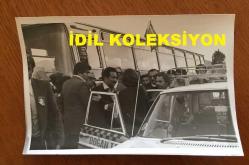 TÜRKİYE CUMHURİYETİ ESKİ BAŞBAKANI BÜLENT ECEVİT'İN ORİJİNAL 4'LÜ FOTOĞRAF SETİ - 18 x 12 cm EBADINDA - BÜLENT ECEVİT'İN 28 EYLÜL 1975 KIRIKKALE GEZİSİNDE EŞİ RAHŞAN ECEVİT'LE BİRLİKTE OTOBÜSTEN İNİP DOĞAN TAKSİYE (DOĞAN TAXI) BİNDİĞİ ANLARDA ÇEKİLMİŞ 4 FARKLI KARE