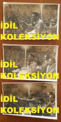 TÜRKİYE CUMHURİYETİ ESKİ BAŞBAKANI BÜLENT ECEVİT'İN ORİJİNAL 3'LÜ FOTOĞRAF SETİ - 18 x 12 cm EBADINDA - BÜLENT ECEVİT'İN 28 EYLÜL 1975 KIRIKKALE GEZİSİNDE KÜRSÜYE ÇIKIP HALKA KONUŞMA YAPARKEN ÇEKİLMİŞ 3 FARKLI KARE