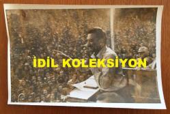 TÜRKİYE CUMHURİYETİ ESKİ BAŞBAKANI BÜLENT ECEVİT'İN ORİJİNAL 3'LÜ FOTOĞRAF SETİ - 18 x 12 cm EBADINDA - BÜLENT ECEVİT'İN 28 EYLÜL 1975 KIRIKKALE GEZİSİNDE KÜRSÜYE ÇIKIP HALKA KONUŞMA YAPARKEN ÇEKİLMİŞ 3 FARKLI KARE