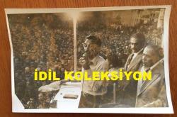 TÜRKİYE CUMHURİYETİ ESKİ BAŞBAKANI BÜLENT ECEVİT'İN ORİJİNAL 3'LÜ FOTOĞRAF SETİ - 18 x 12 cm EBADINDA - BÜLENT ECEVİT'İN 28 EYLÜL 1975 KIRIKKALE GEZİSİNDE KÜRSÜYE ÇIKIP HALKA KONUŞMA YAPARKEN ÇEKİLMİŞ 3 FARKLI KARE