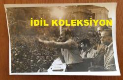 TÜRKİYE CUMHURİYETİ ESKİ BAŞBAKANI BÜLENT ECEVİT'İN ORİJİNAL 3'LÜ FOTOĞRAF SETİ - 18 x 12 cm EBADINDA - BÜLENT ECEVİT'İN 28 EYLÜL 1975 KIRIKKALE GEZİSİNDE KÜRSÜYE ÇIKIP HALKA KONUŞMA YAPARKEN ÇEKİLMİŞ 3 FARKLI KARE