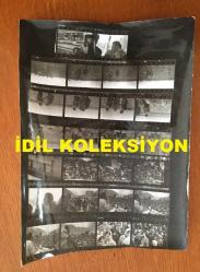 TÜRKİYE CUMHURİYETİ ESKİ BAŞBAKANI BÜLENT ECEVİT'İN 28 EYLÜL 1975 KIRIKKALE GEZİSİNDE ÇEKİLMİŞ ORİJİNAL AJANS-BASIN FOTOĞRAFI - 24 x 18 cm EBADINDA - TEK FOTOĞRAFTA 26 FARKLI KÜÇÜK KARE, HER BİR KARE 3,5 x 2,5 cm EBADINDA MİNİ BOYDADIR