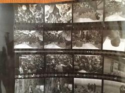 TÜRKİYE CUMHURİYETİ ESKİ BAŞBAKANI BÜLENT ECEVİT'İN 28 EYLÜL 1975 KIRIKKALE GEZİSİNDE ÇEKİLMİŞ ORİJİNAL AJANS-BASIN FOTOĞRAFI - 24 x 18 cm EBADINDA - TEK FOTOĞRAFTA 26 FARKLI KÜÇÜK KARE, HER BİR KARE 3,5 x 2,5 cm EBADINDA MİNİ BOYDADIR