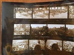 TÜRKİYE CUMHURİYETİ ESKİ BAŞBAKANI BÜLENT ECEVİT'İN 28 EYLÜL 1975 KIRIKKALE GEZİSİNDE ÇEKİLMİŞ ORİJİNAL AJANS-BASIN FOTOĞRAFI - 24 x 18 cm EBADINDA - TEK FOTOĞRAFTA 18 FARKLI KÜÇÜK KARE, HER BİR KARE 3,5 x 2,5 cm EBADINDA MİNİ BOYDADIR