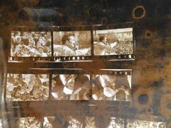 TÜRKİYE CUMHURİYETİ ESKİ BAŞBAKANI BÜLENT ECEVİT'İN 28 EYLÜL 1975 KIRIKKALE GEZİSİNDE ÇEKİLMİŞ ORİJİNAL AJANS-BASIN FOTOĞRAFI - 24 x 18 cm EBADINDA - TEK FOTOĞRAFTA 18 FARKLI KÜÇÜK KARE, HER BİR KARE 3,5 x 2,5 cm EBADINDA MİNİ BOYDADIR