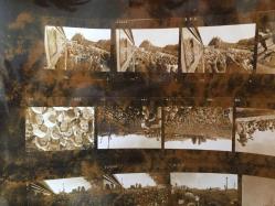 TÜRKİYE CUMHURİYETİ ESKİ BAŞBAKANI BÜLENT ECEVİT'İN 28 EYLÜL 1975 KIRIKKALE GEZİSİNDE ÇEKİLMİŞ ORİJİNAL AJANS-BASIN FOTOĞRAFI - 24 x 18 cm EBADINDA - TEK FOTOĞRAFTA 24 FARKLI KÜÇÜK KARE, HER BİR KARE 3,5 x 2,5 cm EBADINDA MİNİ BOYDADIR