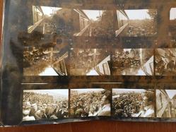 TÜRKİYE CUMHURİYETİ ESKİ BAŞBAKANI BÜLENT ECEVİT'İN 28 EYLÜL 1975 KIRIKKALE GEZİSİNDE ÇEKİLMİŞ ORİJİNAL AJANS-BASIN FOTOĞRAFI - 24 x 18 cm EBADINDA - TEK FOTOĞRAFTA 24 FARKLI KÜÇÜK KARE, HER BİR KARE 3,5 x 2,5 cm EBADINDA MİNİ BOYDADIR