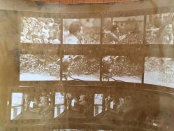 TÜRKİYE CUMHURİYETİ ESKİ BAŞBAKANI BÜLENT ECEVİT'İN 28 EYLÜL 1975 KIRIKKALE GEZİSİNDE ÇEKİLMİŞ ORİJİNAL AJANS-BASIN FOTOĞRAFI - 24 x 18 cm EBADINDA - TEK FOTOĞRAFTA 20 FARKLI KÜÇÜK KARE, HER BİR KARE 3,5 x 2,5 cm EBADINDA MİNİ BOYDADIR