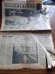 Zafer Atatürk Gazetesi - Turkish Newspaper - 10 Kasım 1953 - büyük adam yazan Türkan Baştuğ - Mustafa Kemal Atatürk'ün milli ve medeni his üzerindeki fikirleri Yazan Profesör Afet İnan - Anıtkabir'in son çekilmiş fotoğraflarından biri - Kılıç Ali'nin Ata'ya dair bir hatırası - cihanı kendine hayran eden büyük insan yazan Enver Behnan Şapolyo - ardından şiiri yazan Vasfi Mahir Kocatürk - Atatürk bugünkü Reisicumhur Ve o zamanki Başvekil Celal Bayar yanında olduğu halde bir uçak gösterisini takip ederken fotoğraf - Anıtkabir'e kitabe şiiri yazan İ. Safa Eskin - Demokrat Atatürk yazan Safaeddin Karanakçı - Hasan Rıza Soyak bir hatırasını anlatıyor - muhtelif zamanlarda muhtelif kıyafetlerle Atatürk fotoğraf - Aziz Atatürk'ün ebedi istirahatgahı olan anıtkabir'deki merasim sahasının umumi görünüşü - rakam rakam Anıtkabir'de yerleşim biçimi - cenaze alayının geçeceği yerleri gösteren kroki - bu sabah 8.30'da başlayacak büyük merasim nasıl cereyan edecek - yürüyüş sırası
