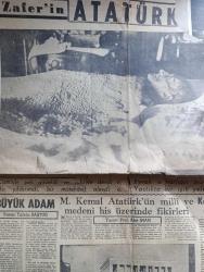 Zafer Atatürk Gazetesi - Turkish Newspaper - 10 Kasım 1953 - büyük adam yazan Türkan Baştuğ - Mustafa Kemal Atatürk'ün milli ve medeni his üzerindeki fikirleri Yazan Profesör Afet İnan - Anıtkabir'in son çekilmiş fotoğraflarından biri - Kılıç Ali'nin Ata'ya dair bir hatırası - cihanı kendine hayran eden büyük insan yazan Enver Behnan Şapolyo - ardından şiiri yazan Vasfi Mahir Kocatürk - Atatürk bugünkü Reisicumhur Ve o zamanki Başvekil Celal Bayar yanında olduğu halde bir uçak gösterisini takip ederken fotoğraf - Anıtkabir'e kitabe şiiri yazan İ. Safa Eskin - Demokrat Atatürk yazan Safaeddin Karanakçı - Hasan Rıza Soyak bir hatırasını anlatıyor - muhtelif zamanlarda muhtelif kıyafetlerle Atatürk fotoğraf - Aziz Atatürk'ün ebedi istirahatgahı olan anıtkabir'deki merasim sahasının umumi görünüşü - rakam rakam Anıtkabir'de yerleşim biçimi - cenaze alayının geçeceği yerleri gösteren kroki - bu sabah 8.30'da başlayacak büyük merasim nasıl cereyan edecek - yürüyüş sırası