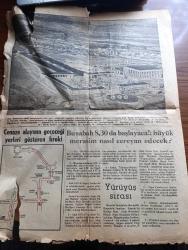 Zafer Atatürk Gazetesi - Turkish Newspaper - 10 Kasım 1953 - büyük adam yazan Türkan Baştuğ - Mustafa Kemal Atatürk'ün milli ve medeni his üzerindeki fikirleri Yazan Profesör Afet İnan - Anıtkabir'in son çekilmiş fotoğraflarından biri - Kılıç Ali'nin Ata'ya dair bir hatırası - cihanı kendine hayran eden büyük insan yazan Enver Behnan Şapolyo - ardından şiiri yazan Vasfi Mahir Kocatürk - Atatürk bugünkü Reisicumhur Ve o zamanki Başvekil Celal Bayar yanında olduğu halde bir uçak gösterisini takip ederken fotoğraf - Anıtkabir'e kitabe şiiri yazan İ. Safa Eskin - Demokrat Atatürk yazan Safaeddin Karanakçı - Hasan Rıza Soyak bir hatırasını anlatıyor - muhtelif zamanlarda muhtelif kıyafetlerle Atatürk fotoğraf - Aziz Atatürk'ün ebedi istirahatgahı olan anıtkabir'deki merasim sahasının umumi görünüşü - rakam rakam Anıtkabir'de yerleşim biçimi - cenaze alayının geçeceği yerleri gösteren kroki - bu sabah 8.30'da başlayacak büyük merasim nasıl cereyan edecek - yürüyüş sırası