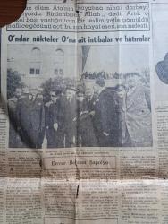 Zafer Atatürk Gazetesi - Turkish Newspaper - 10 Kasım 1953 - büyük adam yazan Türkan Baştuğ - Mustafa Kemal Atatürk'ün milli ve medeni his üzerindeki fikirleri Yazan Profesör Afet İnan - Anıtkabir'in son çekilmiş fotoğraflarından biri - Kılıç Ali'nin Ata'ya dair bir hatırası - cihanı kendine hayran eden büyük insan yazan Enver Behnan Şapolyo - ardından şiiri yazan Vasfi Mahir Kocatürk - Atatürk bugünkü Reisicumhur Ve o zamanki Başvekil Celal Bayar yanında olduğu halde bir uçak gösterisini takip ederken fotoğraf - Anıtkabir'e kitabe şiiri yazan İ. Safa Eskin - Demokrat Atatürk yazan Safaeddin Karanakçı - Hasan Rıza Soyak bir hatırasını anlatıyor - muhtelif zamanlarda muhtelif kıyafetlerle Atatürk fotoğraf - Aziz Atatürk'ün ebedi istirahatgahı olan anıtkabir'deki merasim sahasının umumi görünüşü - rakam rakam Anıtkabir'de yerleşim biçimi - cenaze alayının geçeceği yerleri gösteren kroki - bu sabah 8.30'da başlayacak büyük merasim nasıl cereyan edecek - yürüyüş sırası