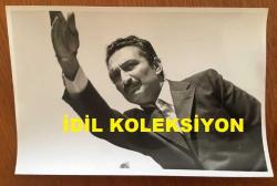 TÜRKİYE CUMHURİYETİ ESKİ BAŞBAKANI BÜLENT ECEVİT'İN ORİJİNAL FOTOĞRAFI - 18 x 12 cm EBADINDA - BÜLENT ECEVİT''İN 22 MAYIS 1977 OLAYLI KARS MİTİNGİNDE BULUNDUĞU YERDEN OLAYLARA MÜDAHALE ETMEYE ÇALIŞIRKEN ÇEKİLMİŞ BİR KARE