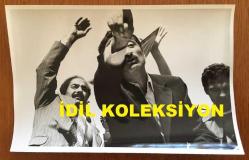 TÜRKİYE CUMHURİYETİ ESKİ BAŞBAKANI BÜLENT ECEVİT'İN ORİJİNAL FOTOĞRAFI - 18 x 12 cm EBADINDA - BÜLENT ECEVİT''İN 22 MAYIS 1977 OLAYLI KARS MİTİNGİNDE BULUNDUĞU YERDEN OLAYLARA MÜDAHALE ETMEYE ÇALIŞIRKEN ÇEKİLMİŞ BİR KARE