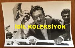 TÜRKİYE CUMHURİYETİ ESKİ BAŞBAKANI BÜLENT ECEVİT'İN ORİJİNAL FOTOĞRAFI - 18 x 12 cm EBADINDA - BÜLENT ECEVİT''İN 22 MAYIS 1977 OLAYLI KARS MİTİNGİNDE BULUNDUĞU YERDEN OLAYLARA MÜDAHALE ETMEYE ÇALIŞIRKEN ÇEKİLMİŞ BİR KARE