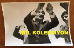 TÜRKİYE CUMHURİYETİ ESKİ BAŞBAKANI BÜLENT ECEVİT'İN ORİJİNAL FOTOĞRAFI - 18 x 12 cm EBADINDA - BÜLENT ECEVİT''İN 22 MAYIS 1977 OLAYLI KARS MİTİNGİNDE BULUNDUĞU YERDEN OLAYLARA MÜDAHALE ETMEYE ÇALIŞIRKEN ÇEKİLMİŞ BİR KARE