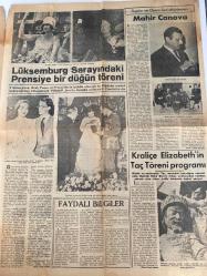 ZAFER GAZETESİ HAFTA SONU İLAVESİ DOĞUM GÜNÜ HEDİYESİ- 5 NİSAN 1953 - TURKİSH NEWSPAPER -Ester Williams-Ava Gardner-Deanna Durbin-Helene Curie-Greta Garbo-Silvana Mangano-Rita Gam-H. G. Wells-Jeanalı Charlotte-Mahir Canova-Kral Baudouin-Prenses Charlotte-Kraliçe Elizabeth-Said Günel- Ester Williams denizci oldu-Hayat bilginizi ölçün-Serbest Berlin Üniversitesi ve yaptığı mücadele-Yeni mayolar-Ava Gardner’ın şairlik tarafı-Deanna Durbin beyaz perdede-Paris’te gösterilen 400 asırlık sanat-Cinsi cazibe kraliçesi-Rita Gam için neler diyorlar-Kayıp kız kardeşini dans ederken buldu-Aşk incisi-Lüksemburg sarayındaki prensiye bir düğün töreni-Mahir Canova-Kraliçe Elizabeth’in taç töreni programı-1953 yüz modası-Seçme ecnebi karikatürleri