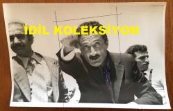 TÜRKİYE CUMHURİYETİ ESKİ BAŞBAKANI BÜLENT ECEVİT'İN ORİJİNAL FOTOĞRAFI - 18 x 12 cm EBADINDA - BÜLENT ECEVİT''İN 22 MAYIS 1977 OLAYLI KARS MİTİNGİNDE BULUNDUĞU YERDEN OLAYLARA MÜDAHALE ETMEYE ÇALIŞIRKEN ÇEKİLMİŞ BİR KARE