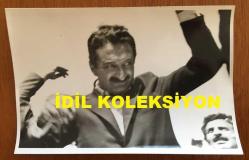 TÜRKİYE CUMHURİYETİ ESKİ BAŞBAKANI BÜLENT ECEVİT'İN ORİJİNAL FOTOĞRAFI - 18 x 12 cm EBADINDA - BÜLENT ECEVİT''İN 22 MAYIS 1977 OLAYLI KARS MİTİNGİNDE BULUNDUĞU YERDEN OLAYLARA MÜDAHALE ETMEYE ÇALIŞIRKEN ÇEKİLMİŞ BİR KARE