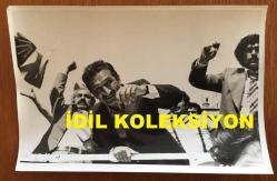 TÜRKİYE CUMHURİYETİ ESKİ BAŞBAKANI BÜLENT ECEVİT'İN ORİJİNAL FOTOĞRAFI - 18 x 12 cm EBADINDA - BÜLENT ECEVİT''İN 22 MAYIS 1977 OLAYLI KARS MİTİNGİNDE BULUNDUĞU YERDEN OLAYLARA MÜDAHALE ETMEYE ÇALIŞIRKEN ÇEKİLMİŞ BİR KARE