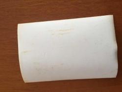 TÜRKİYE CUMHURİYETİ ESKİ BAŞBAKANI BÜLENT ECEVİT'İN ORİJİNAL FOTOĞRAFI - 18 x 12 cm EBADINDA - BÜLENT ECEVİT''İN 22 MAYIS 1977 OLAYLI KARS MİTİNGİNDE AJANDASIYLA YERE OTURUP ENDİŞELİ BİR ŞEKİLDE DÜŞÜNDÜĞÜ ANLARDA ÇEKİLMİŞ BİR KARE