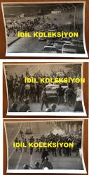 TÜRKİYE CUMHURİYETİ ESKİ BAŞBAKANI BÜLENT ECEVİT'İN 22 MAYIS 1977 OLAYLI KARS MİTİNGİNDE ARAÇ KONVOYUNA YAPILAN TOPLU SALDIRYI ve POLİSLERİN OLAYLARA MÜDAHALESİNİ GÖSTEREN 3'LÜ ORİJİNAL FOTOĞRAF SETİ - 18 x 12 cm EBADINDA
