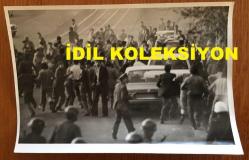 TÜRKİYE CUMHURİYETİ ESKİ BAŞBAKANI BÜLENT ECEVİT'İN 22 MAYIS 1977 OLAYLI KARS MİTİNGİNDE ARAÇ KONVOYUNA YAPILAN TOPLU SALDIRYI ve POLİSLERİN OLAYLARA MÜDAHALESİNİ GÖSTEREN 3'LÜ ORİJİNAL FOTOĞRAF SETİ - 18 x 12 cm EBADINDA