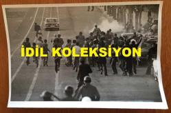 TÜRKİYE CUMHURİYETİ ESKİ BAŞBAKANI BÜLENT ECEVİT'İN 22 MAYIS 1977 OLAYLI KARS MİTİNGİNDE ARAÇ KONVOYUNA YAPILAN TOPLU SALDIRYI ve POLİSLERİN OLAYLARA MÜDAHALESİNİ GÖSTEREN 3'LÜ ORİJİNAL FOTOĞRAF SETİ - 18 x 12 cm EBADINDA
