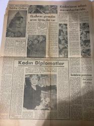 ZAFER GAZETESİ HAFTA SONU İLAVESİ DOĞUM GÜNÜ HEDİYESİ- 27 EYLÜL 1953 - TURKİSH NEWSPAPER -M. Montez-Elaine Stewart-Kral II. Pierre-Alexandra-Pierre Balmain-Sabiha Çeliker-Marilyn Monroe-Ida Lupino-Ana Özbay M. Montez’in tıpkı benzeri var-Elaine Stewart müteveffa yıldızla ikimiz gibi bir benzerliğe sahip-Modada yenilikler-Siyasetle meşgulmüş-Bir fantazi-Menfada başlayıp menfada sona eren şahane aşk romanı Kral II. Pierre eşi Alexandra’dan ayrıldı-Tıpkı bir masal gibi-Tiyatro Opera sanatkârlarımız Sabiha Çeliker-Okullarını görmeden seven öğrenciler var-Kadınların elleri mücevherleridir-Kadın diplomatlar-Kadınların protestosu Sanatkâr fıkraları-Haftanın ansiklopedisi Kral Aleksandr ve kraliçe Draga-Tarihin seyrini değiştiren balık Ringa diğio ile geçmeyelim-Aşık mı deli mi-Ismi tarihe geçecek olan cinsi cazibe kraliçesi Marilyn Monroe dünya çapındaki şöhretini nasıl temin etmiştir-Hem komedi hem dram artisti hem de rejisör-Ida Lupino’nun çekiciliği-Amerika’da 3 buutlu filmleri seyirciler