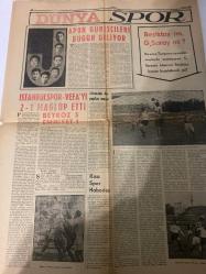 DÜNYA GAZETESİ PAZAR İLAVESİ DOĞUM GÜNÜ HEDİYESİ- 1 ŞUBAT 1953 - TURKİSH NEWSPAPER -Sahir Ünsal-Ali Hanım-Debra Paget-Pier Angeli-Behçet Cemal-Anne Francis-Clark Gable-Kathryn Grayson-Tristan Bernard-Robert Drummert-Şahap Tayfur İstanbul akisleri Daldan dala-Talih ve sigorta-Sevinç ve keder bir arada-Angeli aşık mı-Halkın kulağı dibinde yakalanan gangsterler-Mesut bir kadın Anne Francis-Tekrarıyla Gable-Güzel ve sevimli yıldız Kathryn Grayson-Dünya mizah Avukatın şakaları-Sağ ve sol-Tristan Bernard’tan şakalar-Meslekdaş-Paramı ne yapacakmış-Londra hikayesi-Fransayı mesut eden insanlar Karikatür sanatının üstadları-Kadın Moda-Cildinizin bütün güzelliği karaciğerinize bağlıdır-Bu hafta ne yiyelim-Rio zencilerinin esrarlı parolası Macumba-Eski İstanbul hayatı Boğaziçinin ay ışığı tanrıçası ve Emirgan’da geçen sefahet günleri-İlimde yeni buluşlar-Modellerin cazibesiyle satılan mallar-Spor Japon güreşçileri bugün geliyor-İstanbulspor Vefa’yı 2-1 mağlup etti-Beykoz 3 Emniyet 1-Kısa spor habe