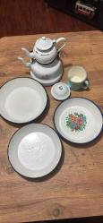 Vintage Emaye Çaydanlık Takımı, 3 Adet emaye sahan 1 adet Kupa-İnce Emaye, Romanya'da Üretilmiştir-Siyah Saplı ve Kenarlı Beyaz Emaye. Retro çiftlik evi dekoru