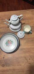 Vintage Emaye Çaydanlık Takımı, 3 Adet emaye sahan 1 adet Kupa-İnce Emaye, Romanya'da Üretilmiştir-Siyah Saplı ve Kenarlı Beyaz Emaye. Retro çiftlik evi dekoru
